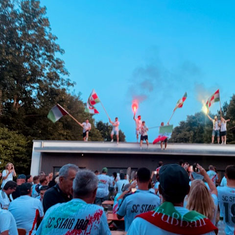 SC Staig Fußball. Der Aufstieg wird von Fans und Spielern mit Flaggen gefeiert.
